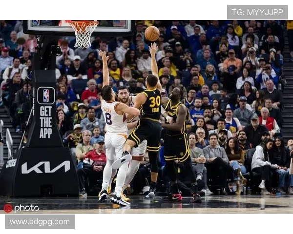 库里28分领衔勇士主场力克太阳 布克38分空砍难阻逆转